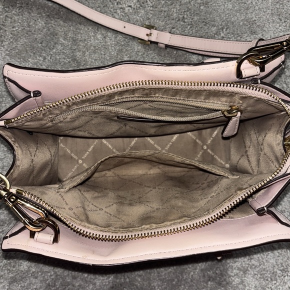 Micheal Kors Hope Powder Blush Medium Messenger - Picture 10 of 16